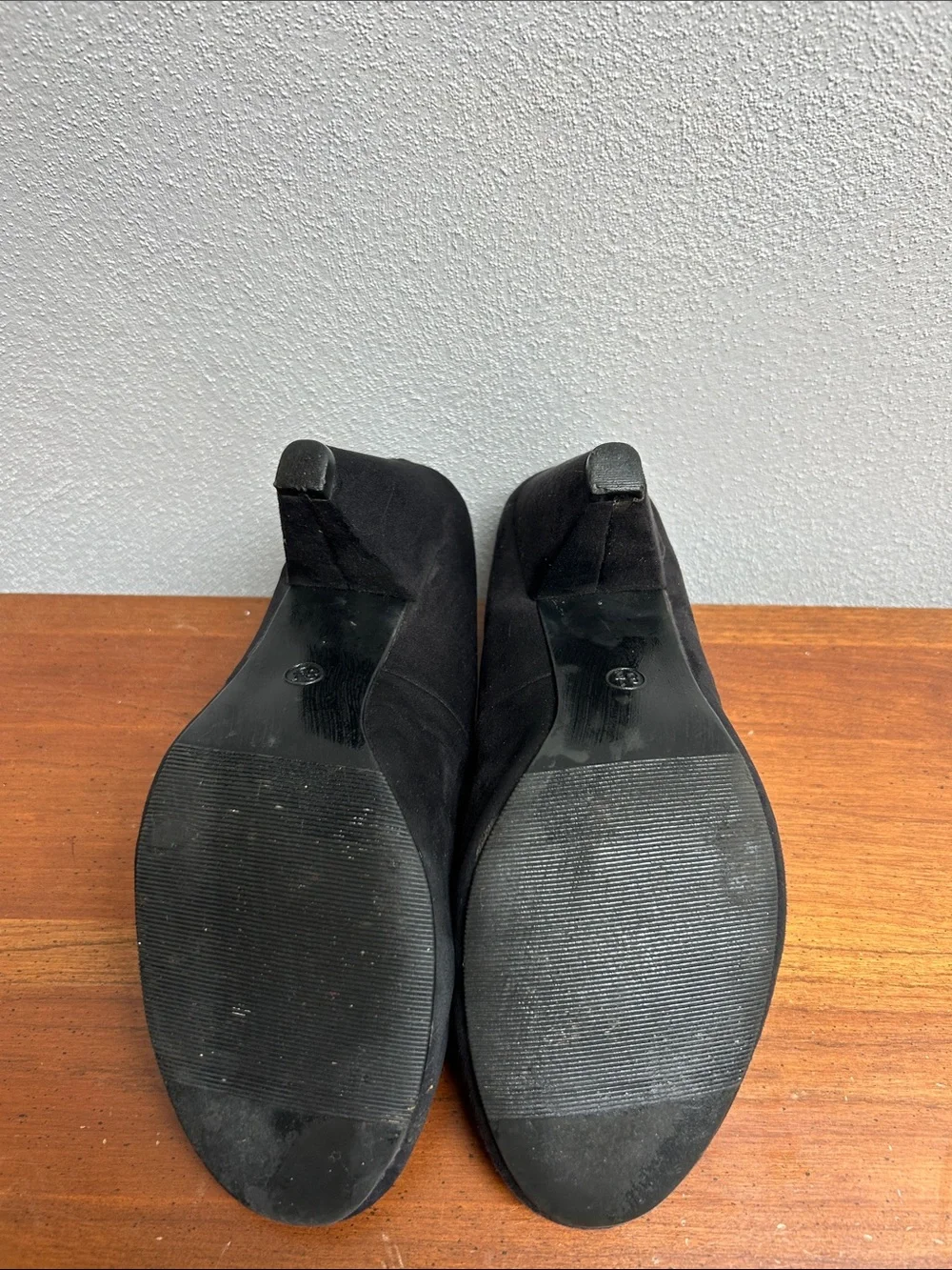 Mudd Black Round-Toe Heeled Pumps